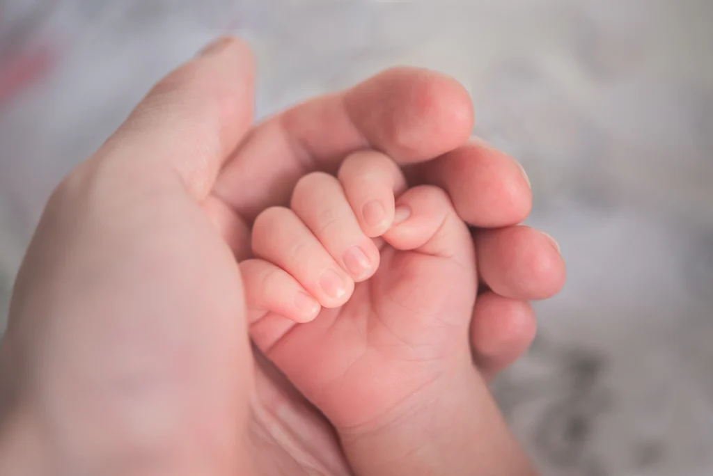 Yetişkin elini tutan bebek eli